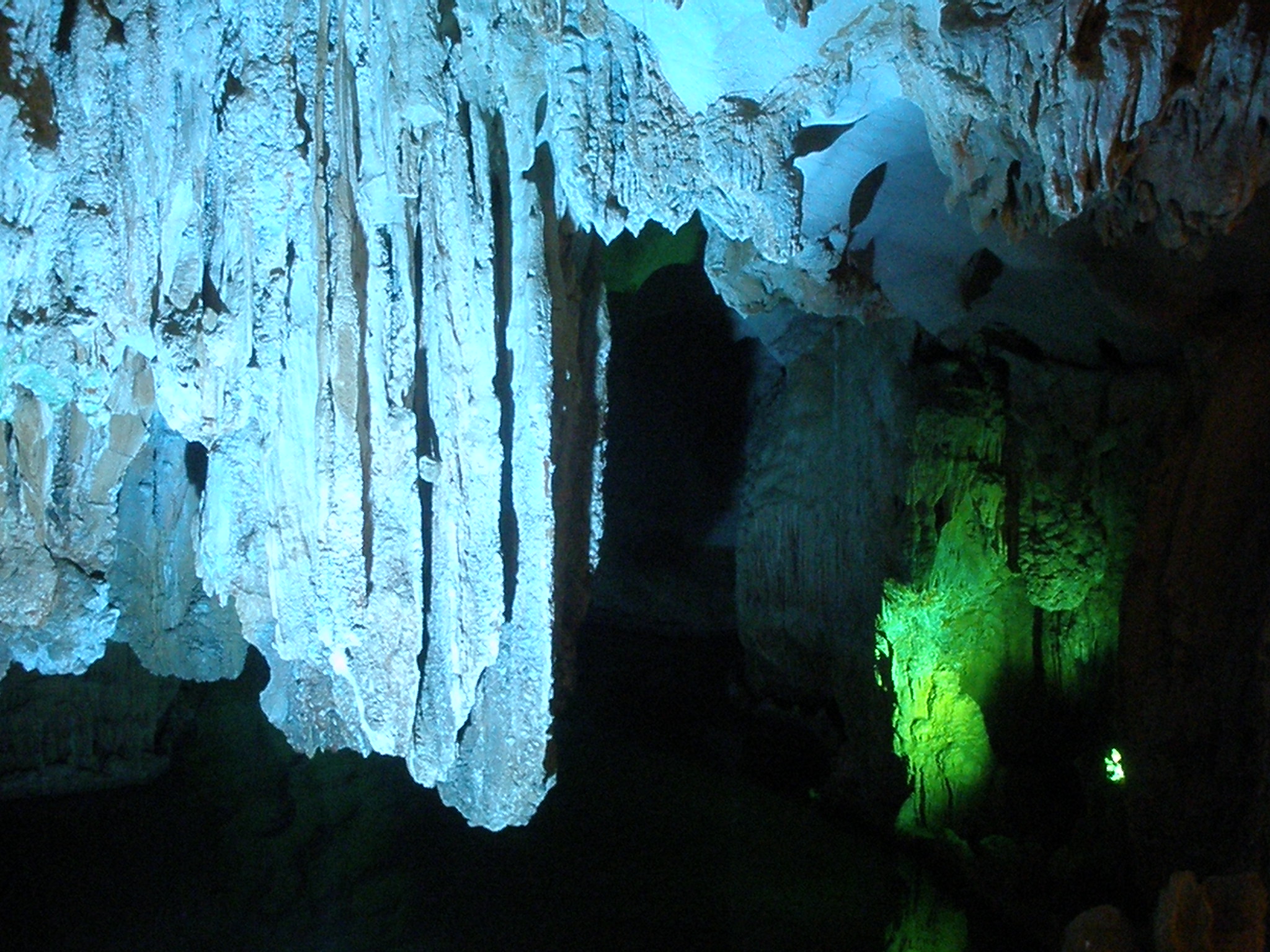 grotte des surprises baie d'along