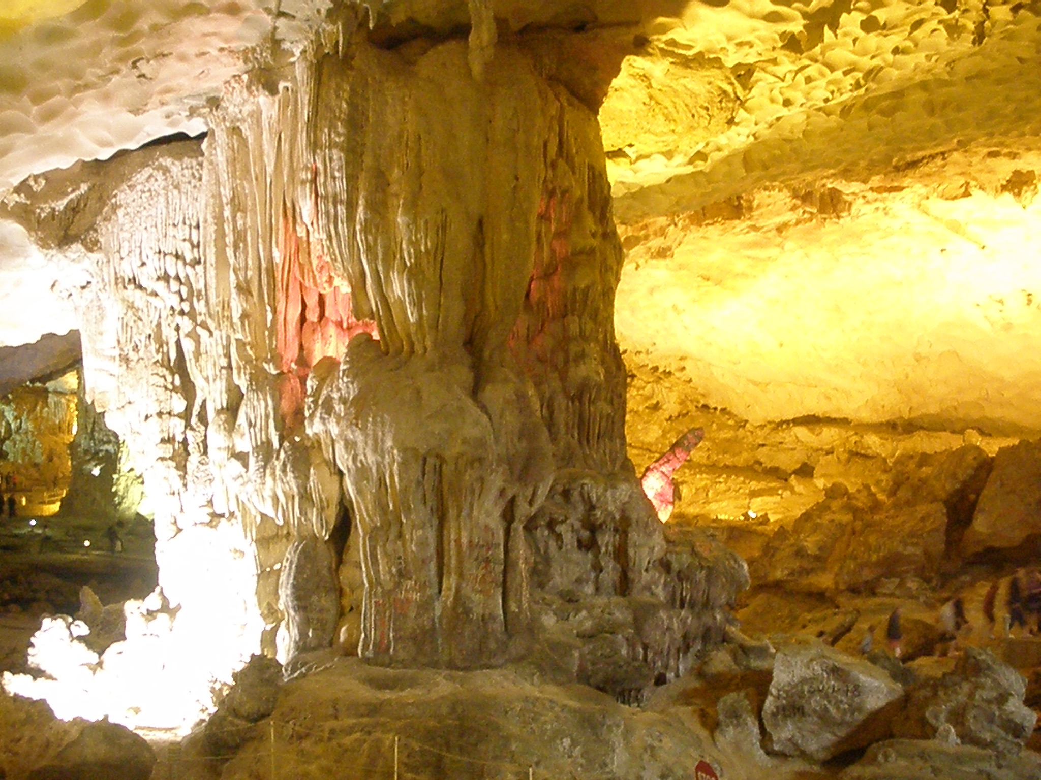 Grotte des surprises Along Bay