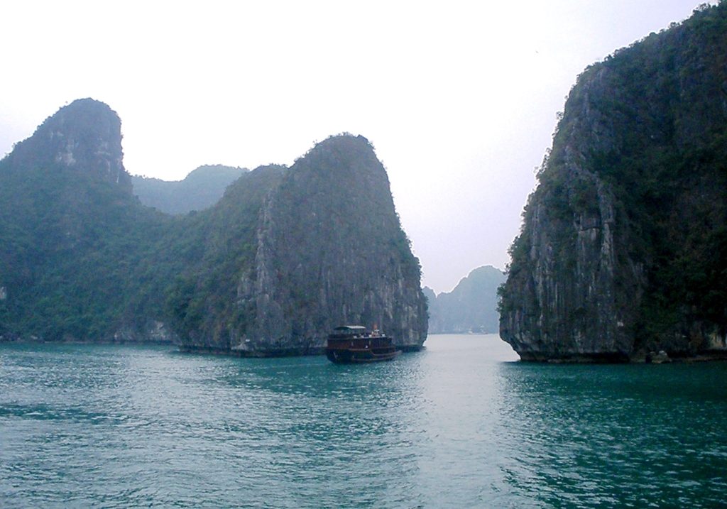 baie d'along vietnam