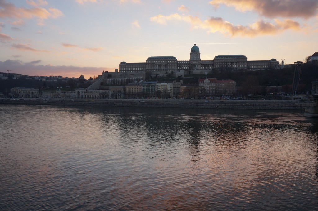 coucher de soleil sur le palais royal budapest