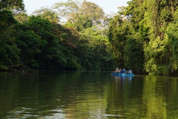 costa rica tortuguero canoe