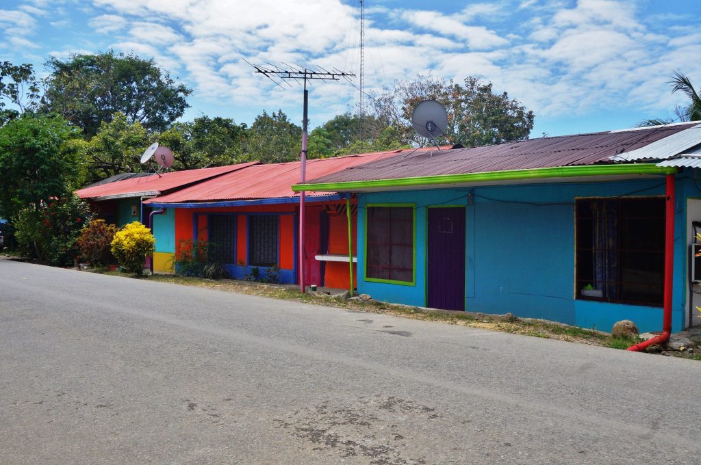 Bahia Uvita costa rica maisons colorées parc maritime ballena