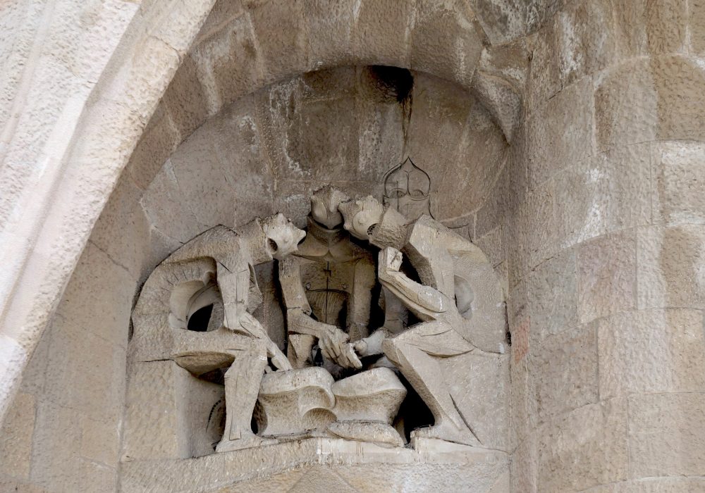 Jeu des soldats - Sagrada Familia - façade de la Passion Barcelone Espagne