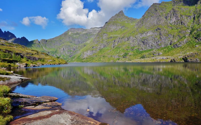 îles lofoten norvège lac