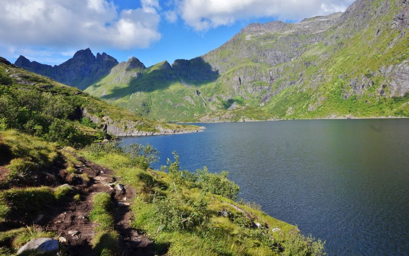 îles lofoten norvège lac