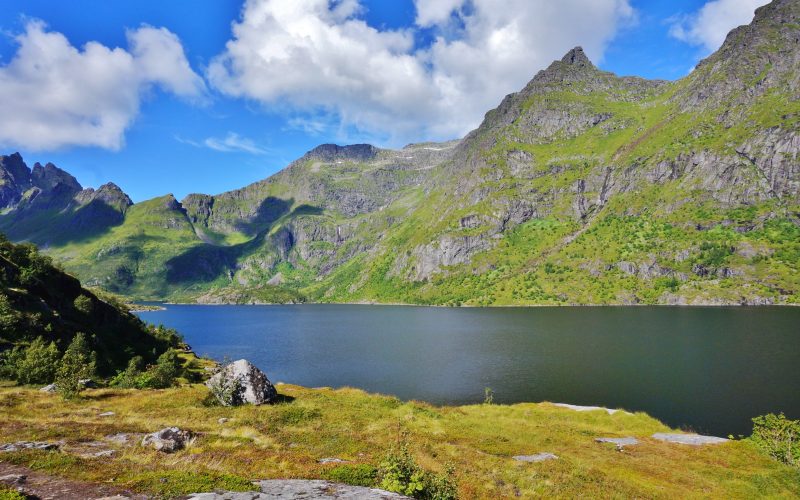 îles lofoten norvège lac
