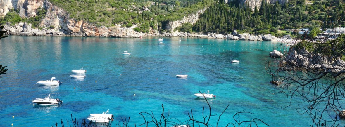 Vue sur la plage de liapades, ile de corfou, iles ioniennes, grèce