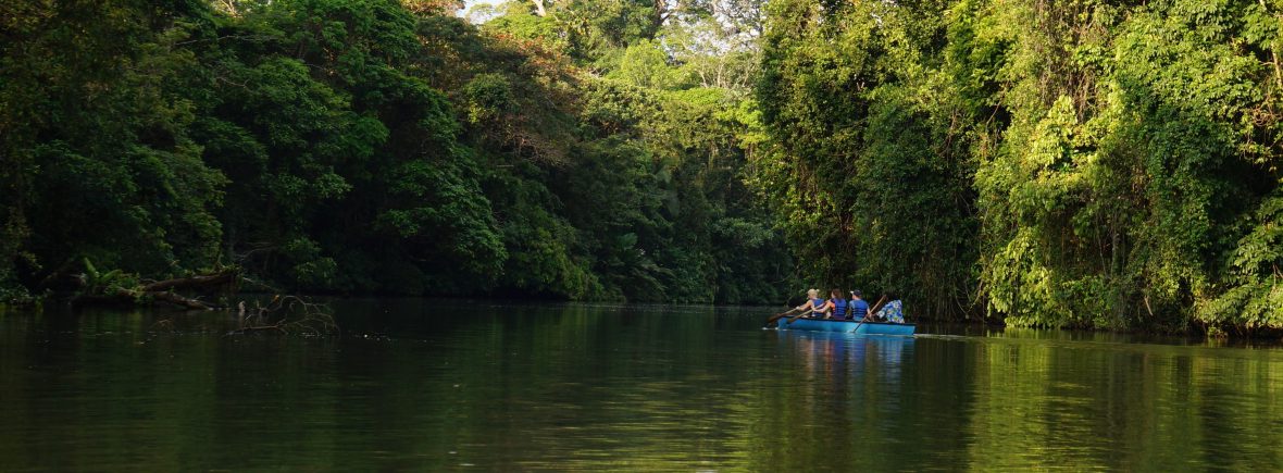 costa rica tortuguero canoe